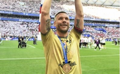 40 ya��ndaki Podolski, 54 y�l sonra ilki ya�att�
