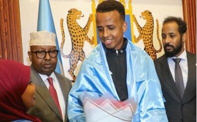 ABD'ye giri�i reddedilen Somalili hakem Artan'a �lkesinde co�kulu kar��lama
