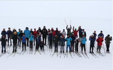 Kayakl� ko�u sporcular� karl� da�larda m�sabakalara haz�rlan�yor