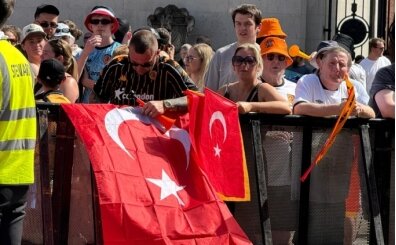 İngiltere sokaklarında Türk bayrakları dalgalanıyor!